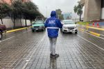 Don Humberto, voceador de ABC pese a frío, reparte el periódico en cruceros de Monterrey