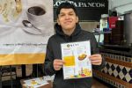 Enfrenta frío y escasez de clientes: Mesero busca atraer comensales en Monterrey