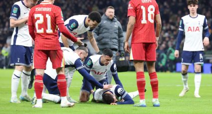 Rodrigo Bentancur abandona en camilla el partido entre Tottenham y Liverpool