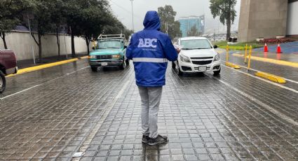 Don Humberto, voceador de ABC pese a frío, reparte el periódico en cruceros de Monterrey