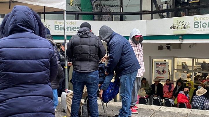 Adultos mayores cobran su pensión Bienestar en medio del frío y la lluvia