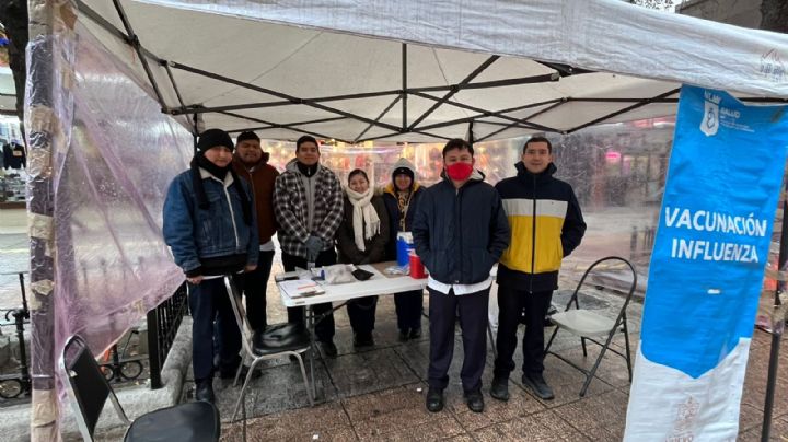 Vacunación en Monterrey continúa pese a las bajas temperaturas