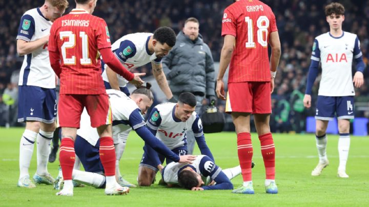 Rodrigo Bentancur abandona en camilla el partido entre Tottenham y Liverpool