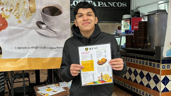 Enfrenta frío y escasez de clientes: Mesero busca atraer comensales en Monterrey