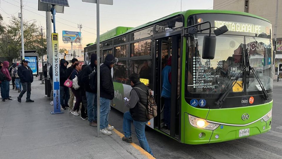 Usuarios suben a camión urbano en Monterrey