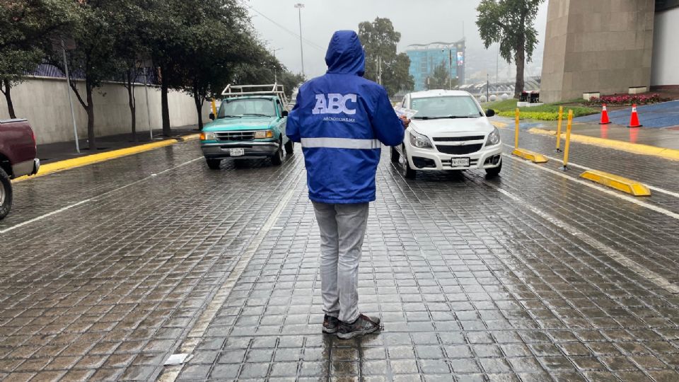 Vocero de ABC reparte el periódico en las calles pese a la condiciones climáticas.