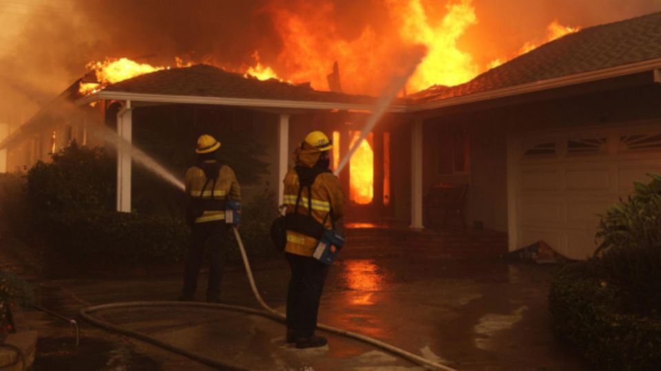 Bomberos combaten incendio de una casa en Los Ángeles.