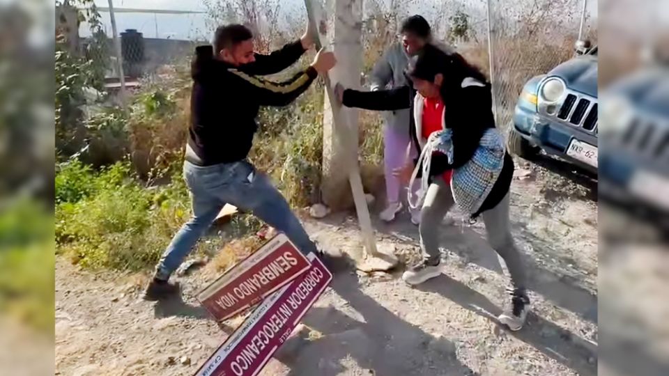 Vecinos arrancan letreros de las calles relacionados con el gobierno de Morena.
