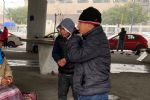 Migrantes limpian baños públicos cerca del Hospital Universitario en forma de agradecimiento