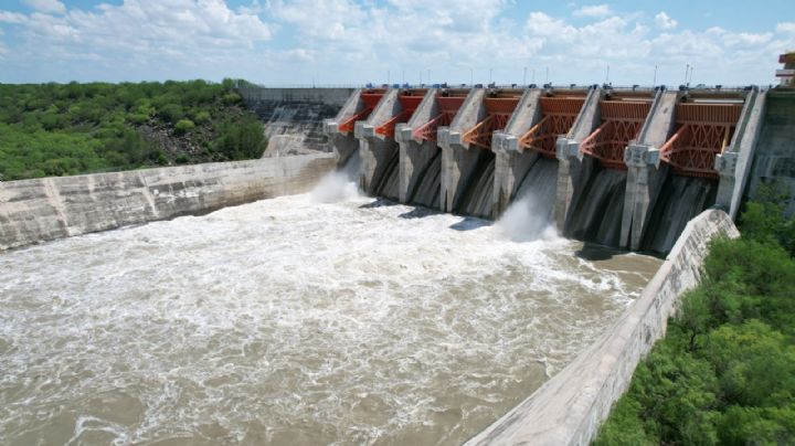 Continúa desfogue de El Cuchillo; agua va para presa de Tamaulipas