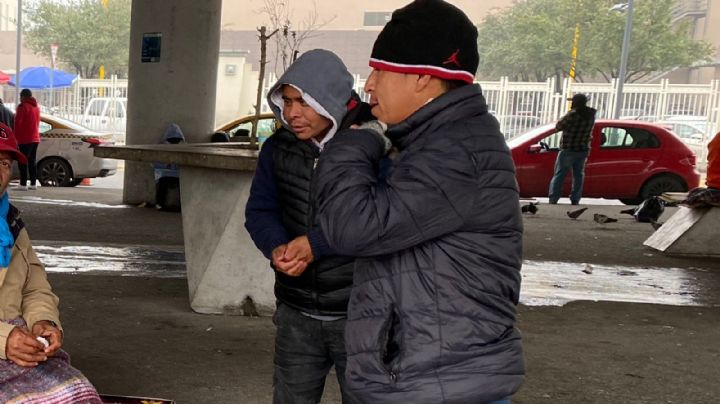 Migrantes limpian baños públicos cerca del Hospital Universitario en forma de agradecimiento