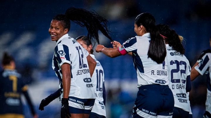 Ni el frío, ni la lluvia detienen a Rayadas en su debut en el 'Gigante de Acero'