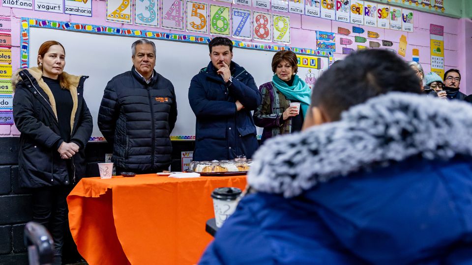 Alumnos toman clases en aula; son visitados por el gobernador Samuel García