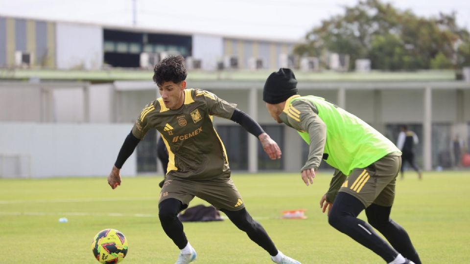 Uriel Antuna durante un entrenamiento con Tigres de cara al Clausura 2025