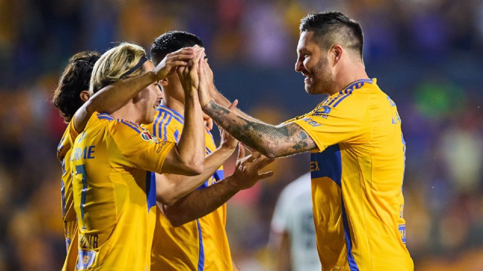 Jugadores de Tigres celebran una anotación en el Apertura 2024
