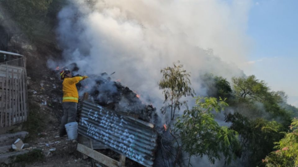 Autoridades sofocando incendio.