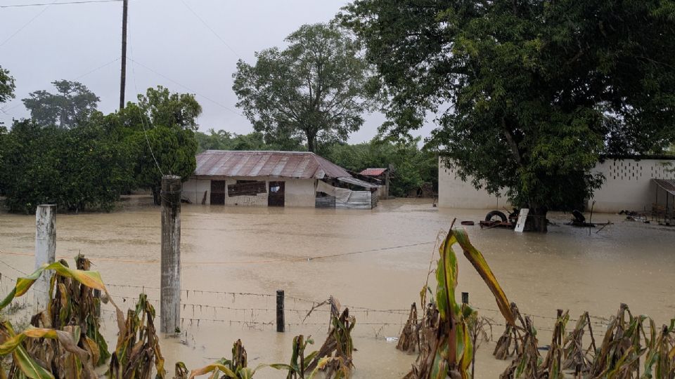 Una vivienda es afectada por las fuertes lluvias este viernes, en la comunidad de Alamo, en el estado de Veracruz (México).