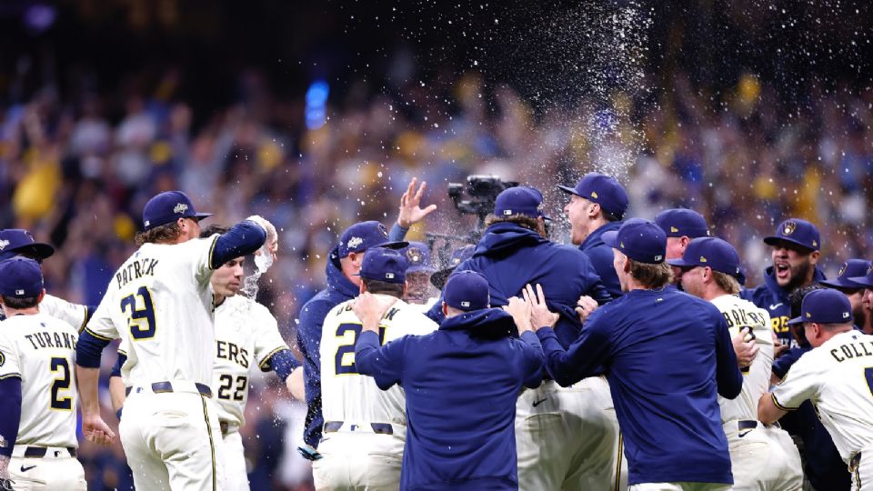 Milwaukee celebró su pase a la siguiente ronda tras vencer a los Cubs.