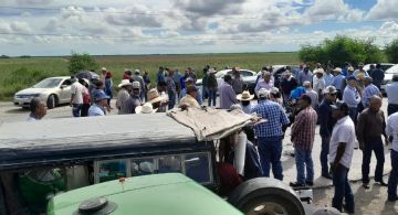 Productores agricolas bloquean carretera a Ciudad Victoria