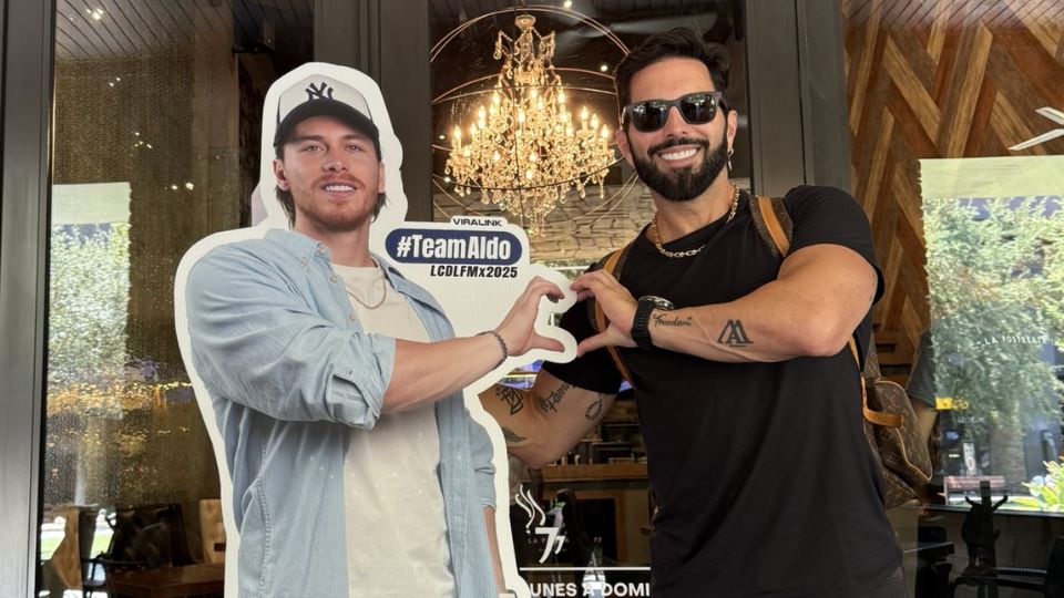 Poncho de Nigris se toma foto con imagen de Aldo | X / @_PonchoDeNigris