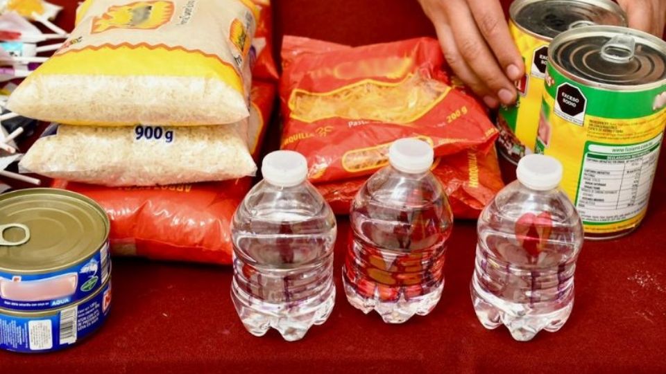 Alimentos no perecederos y agua embotellada son de las cosas más necesarias.