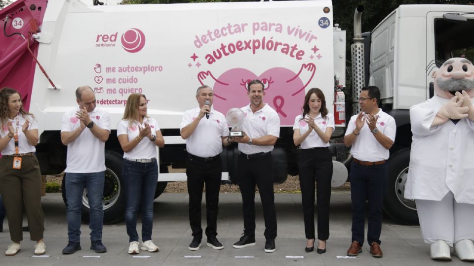 Alcalde es reconocido por campaña Rosa y Red Ambiental; recibe balón del Mundial.