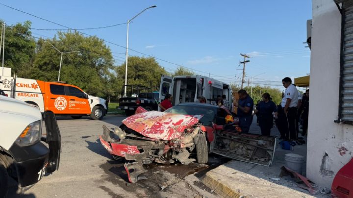 Mujer resulta lesionada tras chocar contra vivienda en Apodaca