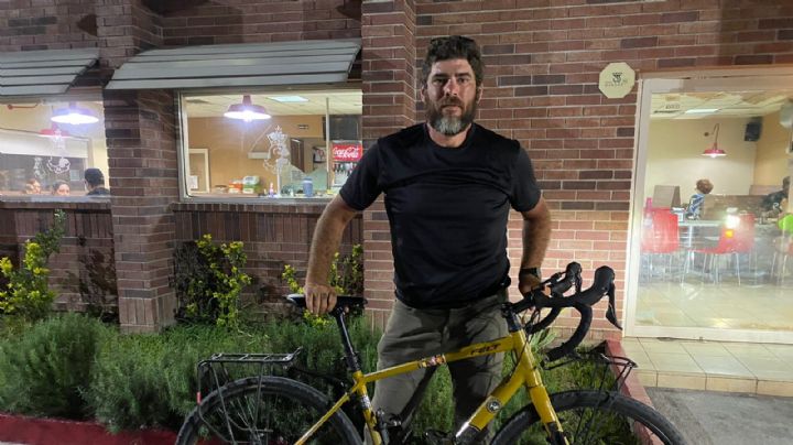 Álvaro Varela viaja desde Victoria, Canadá hasta Monterrey en bicicleta