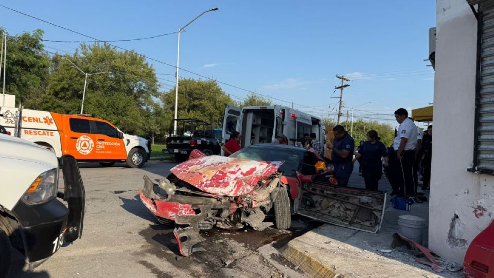 Así quedó el vehículo en el que circulaba la mujer en Apodaca.