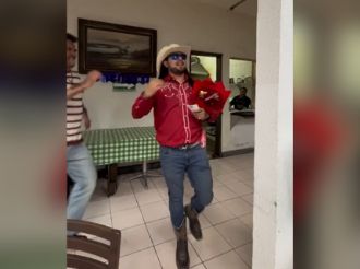 'El Patrón' es agredido durante entrega de flores; video se vuelve viral