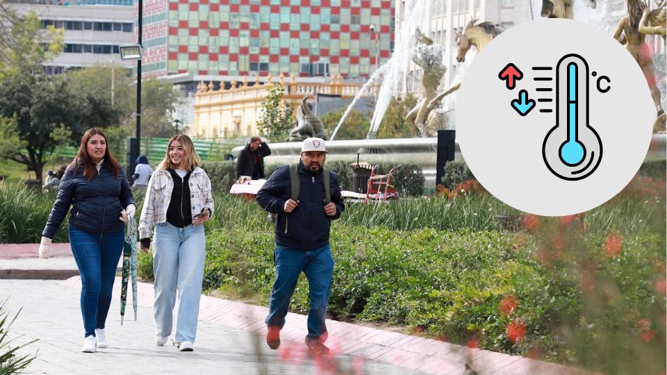 Personas caminan en la Macroplaza de Monterrey