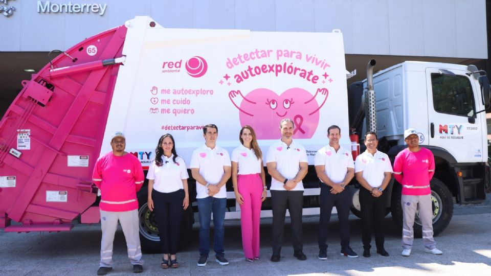 El alcalde de Monterrey, Adrián de la Garza; Gaby Pérez del DIF Monterrey; Horacio Guerra, presidente del Consejo de Administración de Red Ambiental, Héctor Castillo, director nacional de Relaciones Institucionales de Red Ambiental, Mayela Quiroga Tamez, secretaria de Servicios Públicos, y otras autoridades, durante el arranque de la campaña rosa’.