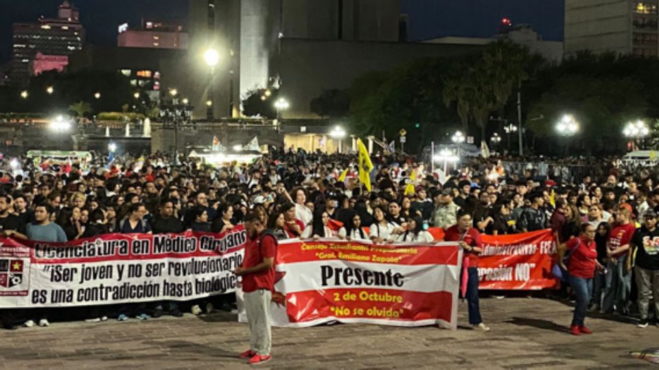 Contingente en la Macroplaza.