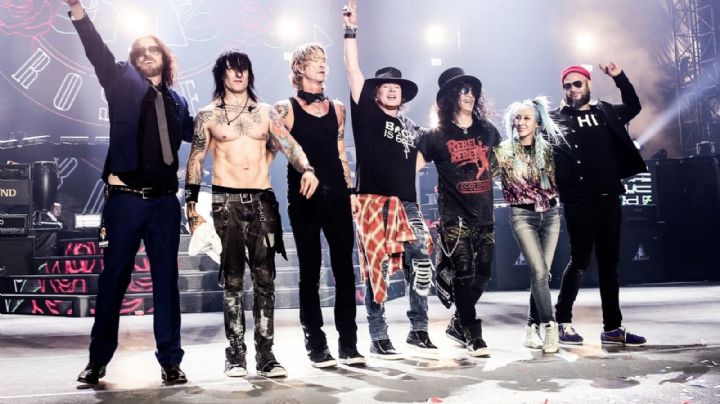 Axl Rose avienta micrófono a su baterista durante concierto en Argentina