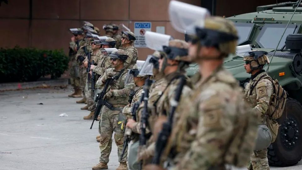 Corte de EU autoriza a Trump enviar tropas a Portland.