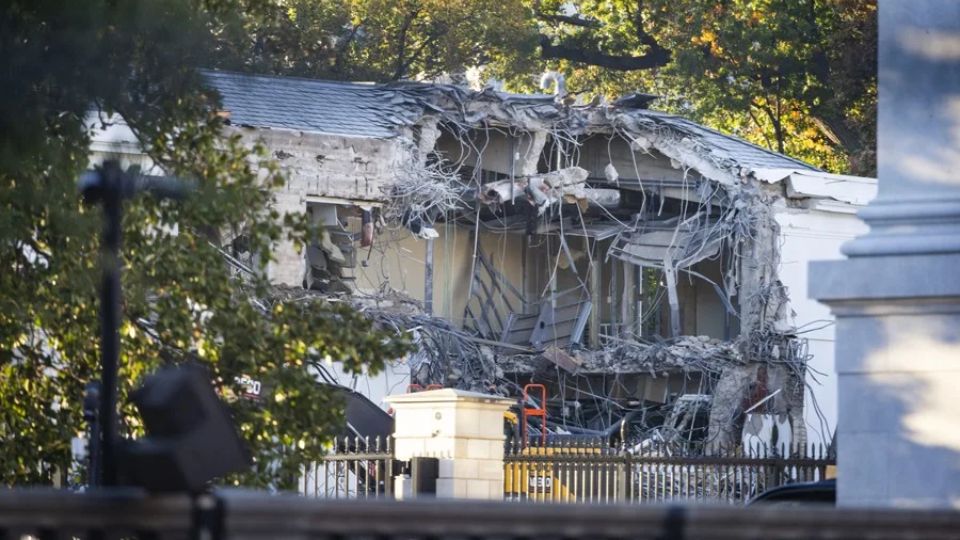 Inician la demolición de parte de la Casa Blanca para construir el salón de baile de Trump.