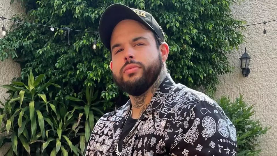 Emiliano Aguilar vence bloqueo de su familia y confirma su asistencia a los Premios Billboard.