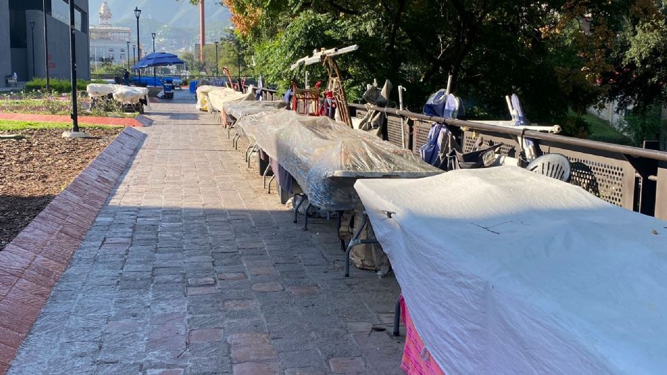 Desde hace varios días puestos de vendedores ambulantes siguen ubicados en la Macroplaza.