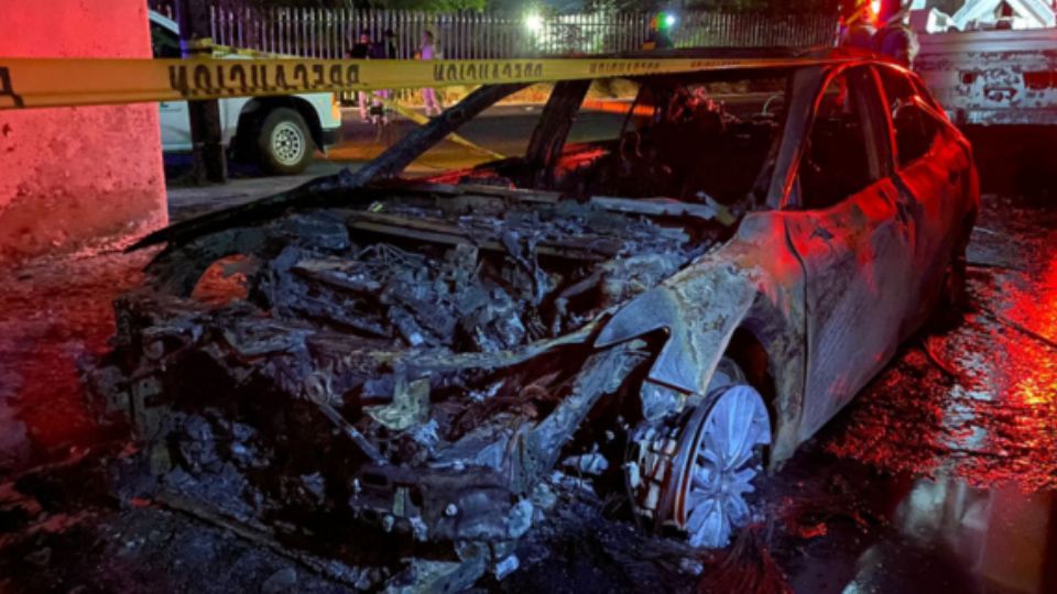 Auto consumido por el fuego en Santa Catarina.