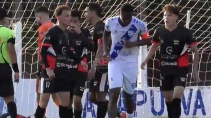 Un futbolista al que llamaron "mono" recibe una sanción mayor que su agresor en Brasil