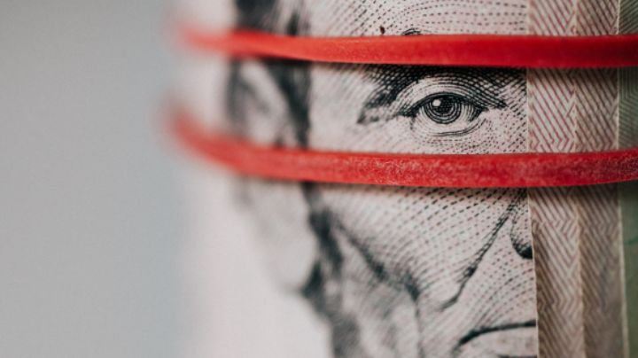 ¡El peso saca músculo! Dólar roza su nivel más bajo en un año