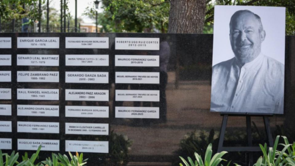 Placa en honor a Mauricio Fernández.