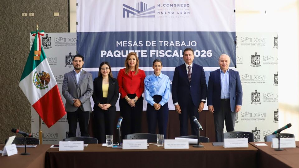 Funcionarios en Congreso de Nuevo León.
