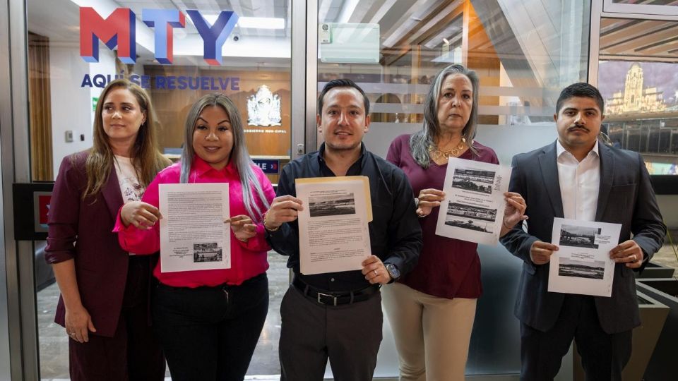 Los regidores de Morena en Monterrey entregaron el exhorto.
