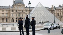 Detienen a dos personas relacionadas por el robo en el Museo del Louvre