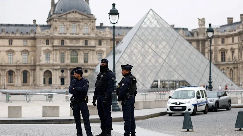 El robo en el museo de Louvre sigue dejando personas detenidas.