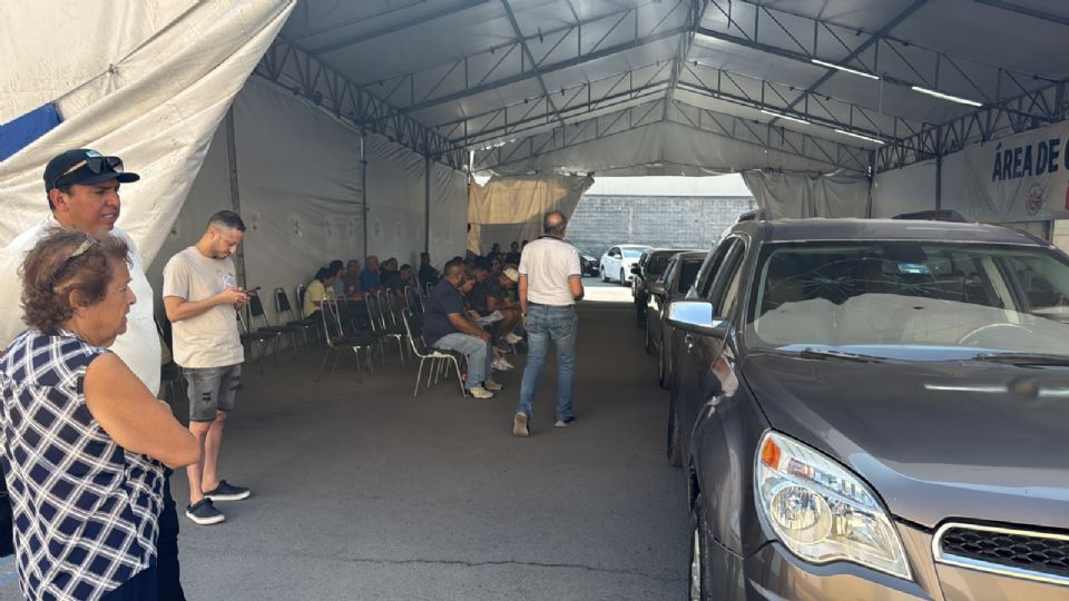 Los automovilistas llegan al módulo para realizar el cambio de placas.