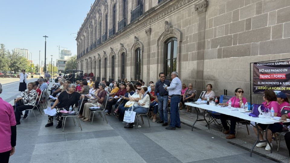 Los maestros jubilados seguirán en plantón fuera del Palacio de Gobierno.