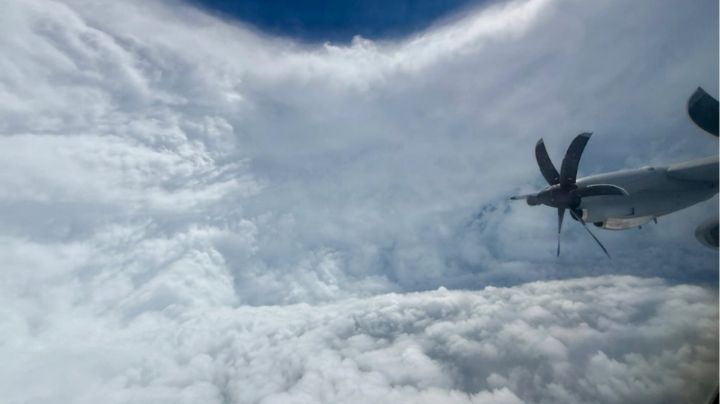 Turbulencias fuerzan regreso de un cazahuracanes al entrar al ojo del huracán Melissa