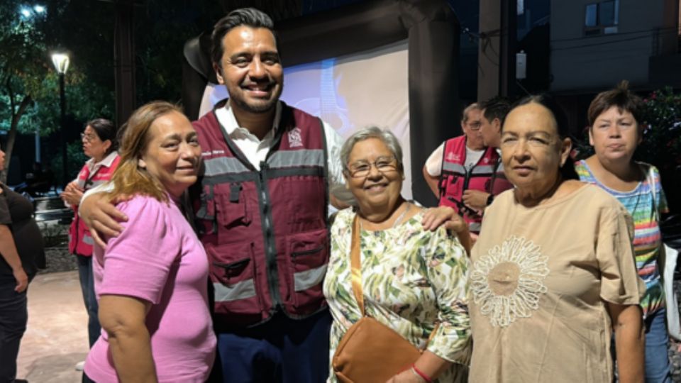 Jesús Nava, alcalde de Santa Catarina, junto a vecinas de la colonia San Humberto.